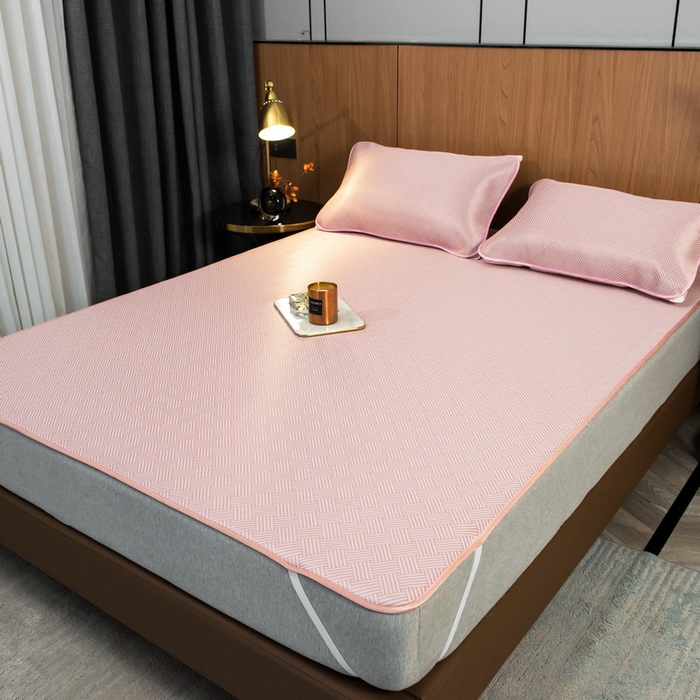 91家纺网 家纺一手货源 找家纺 莱家富 2026新款1800DA类抗菌艾草驱蚊碳光冰丝凉席三件套 饼干花-粉