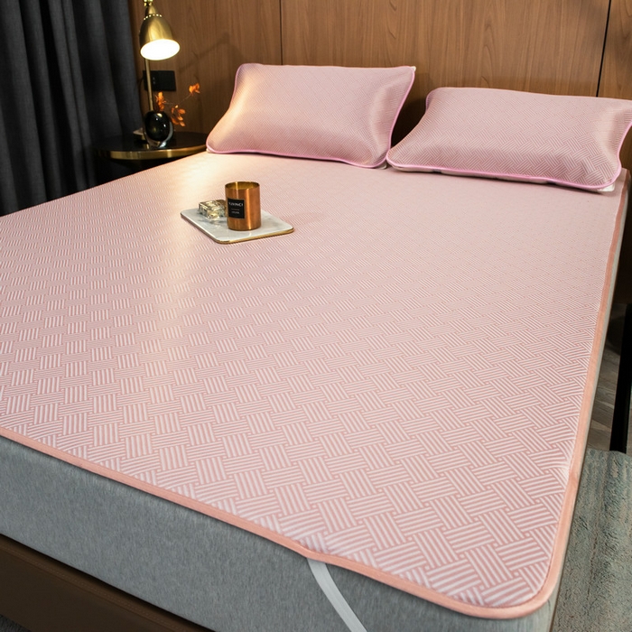 91家纺网 家纺一手货源 找家纺 莱家富 2026新款1800DA类抗菌艾草驱蚊碳光冰丝凉席三件套 饼干花-粉