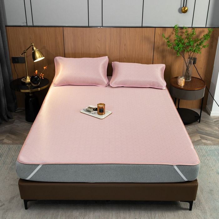 91家纺网 家纺一手货源 找家纺 莱家富 2026新款1800DA类抗菌艾草驱蚊碳光冰丝凉席三件套 饼干花-粉