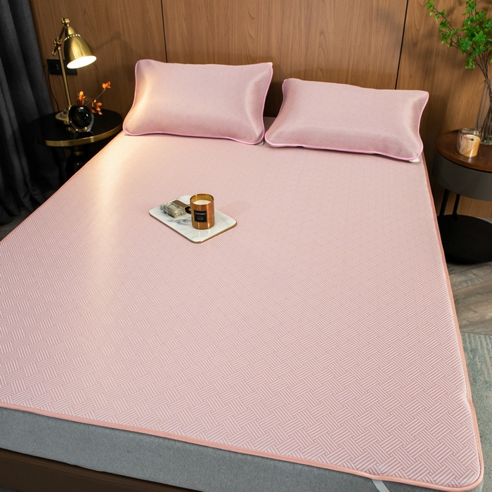 91家纺网 家纺一手货源 找家纺 莱家富 2026新款1800DA类抗菌艾草驱蚊碳光冰丝凉席三件套 饼干花-粉