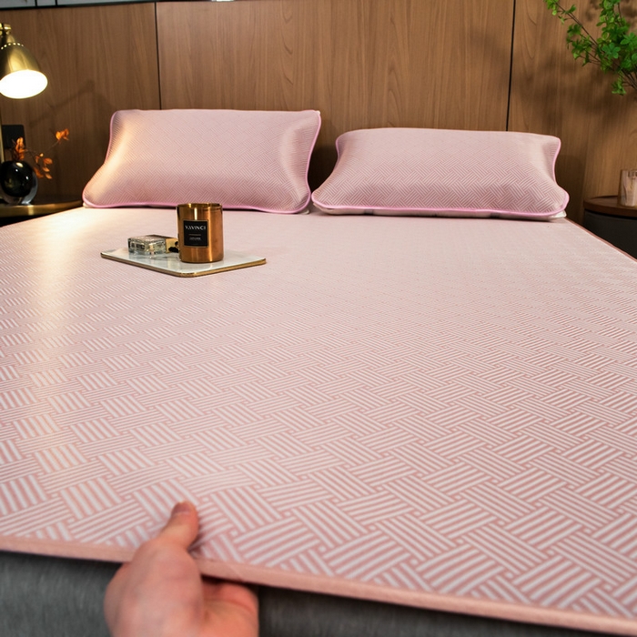 91家纺网 家纺一手货源 找家纺 莱家富 2026新款1800DA类抗菌艾草驱蚊碳光冰丝凉席三件套 饼干花-粉