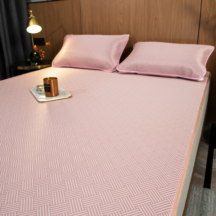 91家纺网 家纺一手货源 找家纺 莱家富 2026新款1800DA类抗菌艾草驱蚊碳光冰丝凉席三件套 饼干花-粉