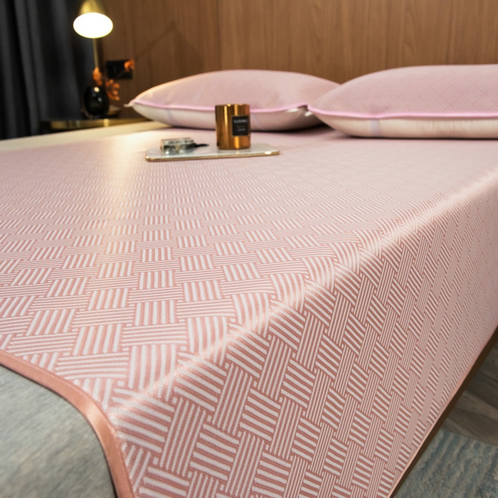 91家纺网 家纺一手货源 找家纺 莱家富 2026新款1800DA类抗菌艾草驱蚊碳光冰丝凉席三件套 饼干花-粉