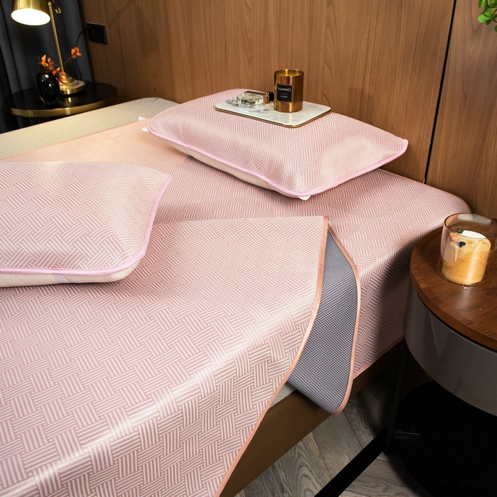 91家纺网 家纺一手货源 找家纺 莱家富 2026新款1800DA类抗菌艾草驱蚊碳光冰丝凉席三件套 饼干花-粉