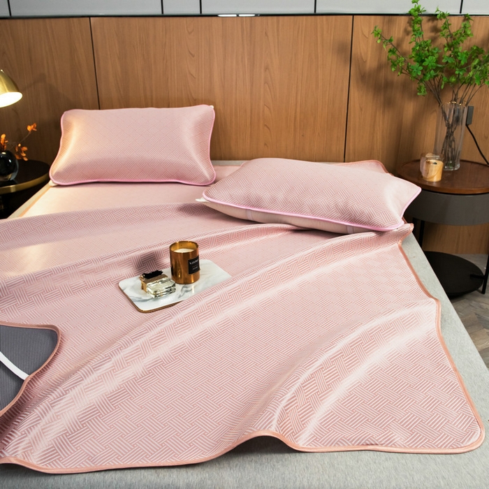 91家纺网 家纺一手货源 找家纺 莱家富 2026新款1800DA类抗菌艾草驱蚊碳光冰丝凉席三件套 饼干花-粉