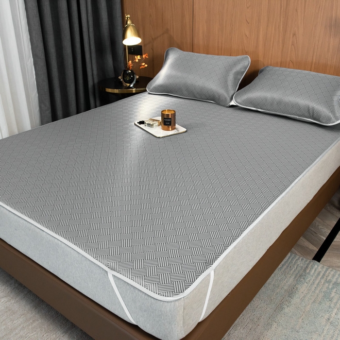 91家纺网 家纺一手货源 找家纺 莱家富 2026新款1800DA类抗菌艾草驱蚊碳光冰丝凉席三件套 饼干花-灰