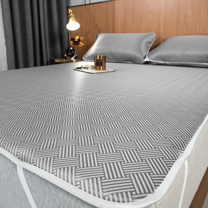 91家纺网 家纺一手货源 找家纺 莱家富 2026新款1800DA类抗菌艾草驱蚊碳光冰丝凉席三件套 饼干花-灰