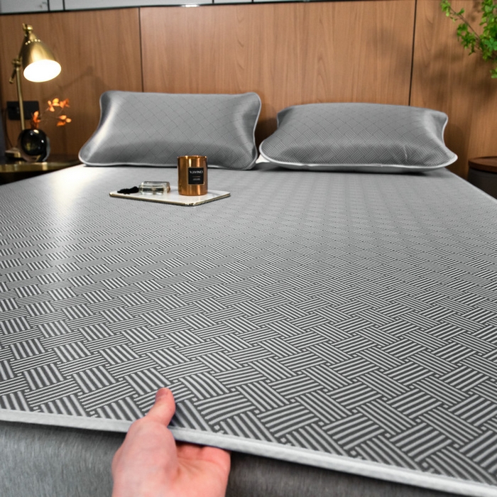 91家纺网 家纺一手货源 找家纺 莱家富 2026新款1800DA类抗菌艾草驱蚊碳光冰丝凉席三件套 饼干花-灰