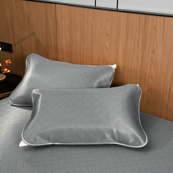 91家纺网 家纺一手货源 找家纺 莱家富 2026新款1800DA类抗菌艾草驱蚊碳光冰丝凉席三件套 饼干花-灰