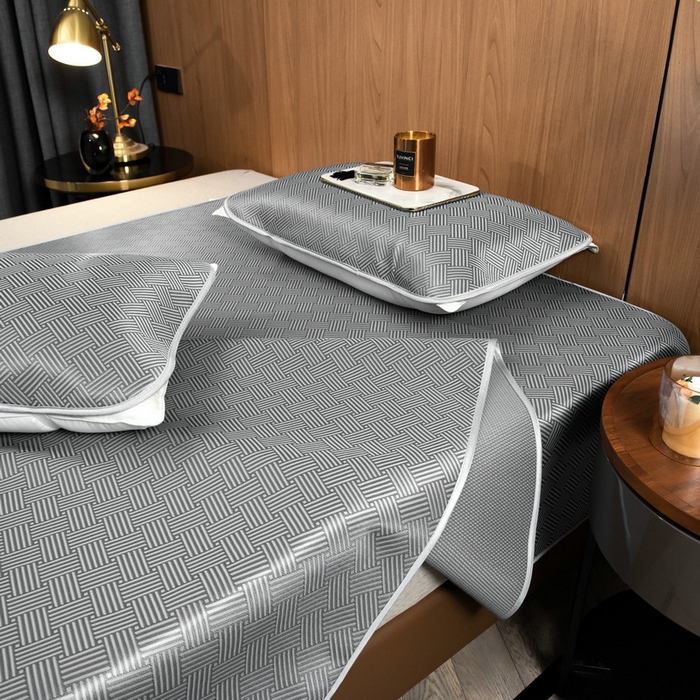 91家纺网 家纺一手货源 找家纺 莱家富 2026新款1800DA类抗菌艾草驱蚊碳光冰丝凉席三件套 饼干花-灰