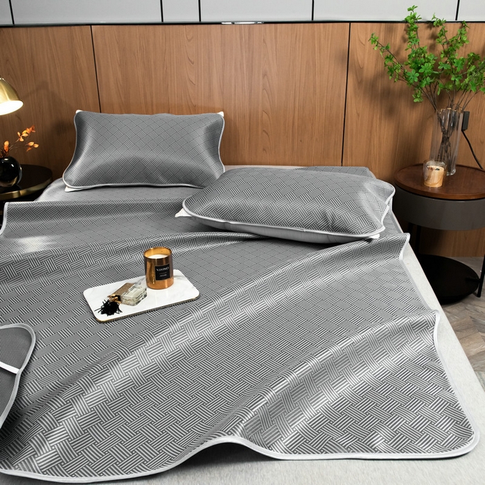 91家纺网 家纺一手货源 找家纺 莱家富 2026新款1800DA类抗菌艾草驱蚊碳光冰丝凉席三件套 饼干花-灰