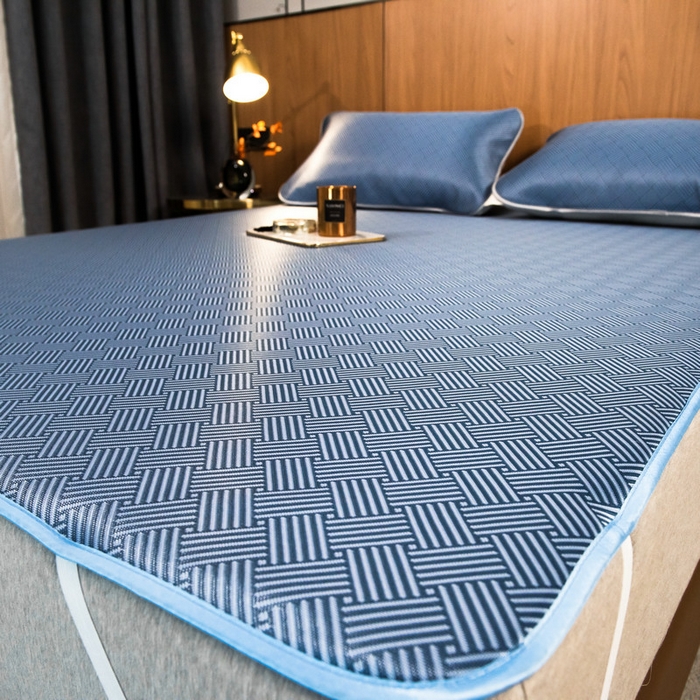 91家纺网 家纺一手货源 找家纺 莱家富 2026新款1800DA类抗菌艾草驱蚊碳光冰丝凉席三件套 饼干花-蓝