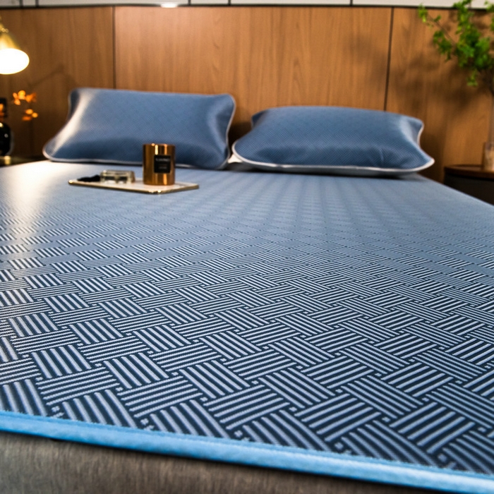 91家纺网 家纺一手货源 找家纺 莱家富 2026新款1800DA类抗菌艾草驱蚊碳光冰丝凉席三件套 饼干花-蓝