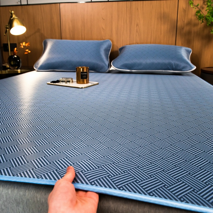 91家纺网 家纺一手货源 找家纺 莱家富 2026新款1800DA类抗菌艾草驱蚊碳光冰丝凉席三件套 饼干花-蓝