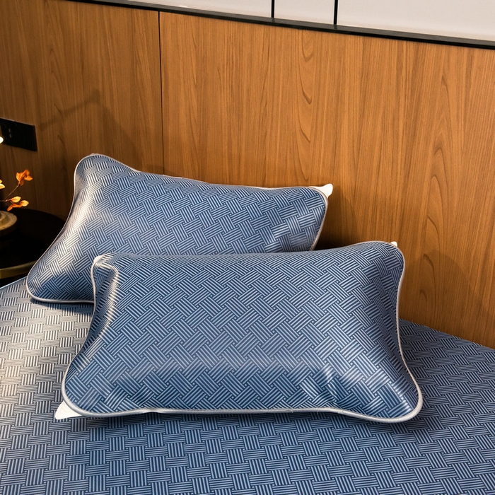 91家纺网 家纺一手货源 找家纺 莱家富 2026新款1800DA类抗菌艾草驱蚊碳光冰丝凉席三件套 饼干花-蓝