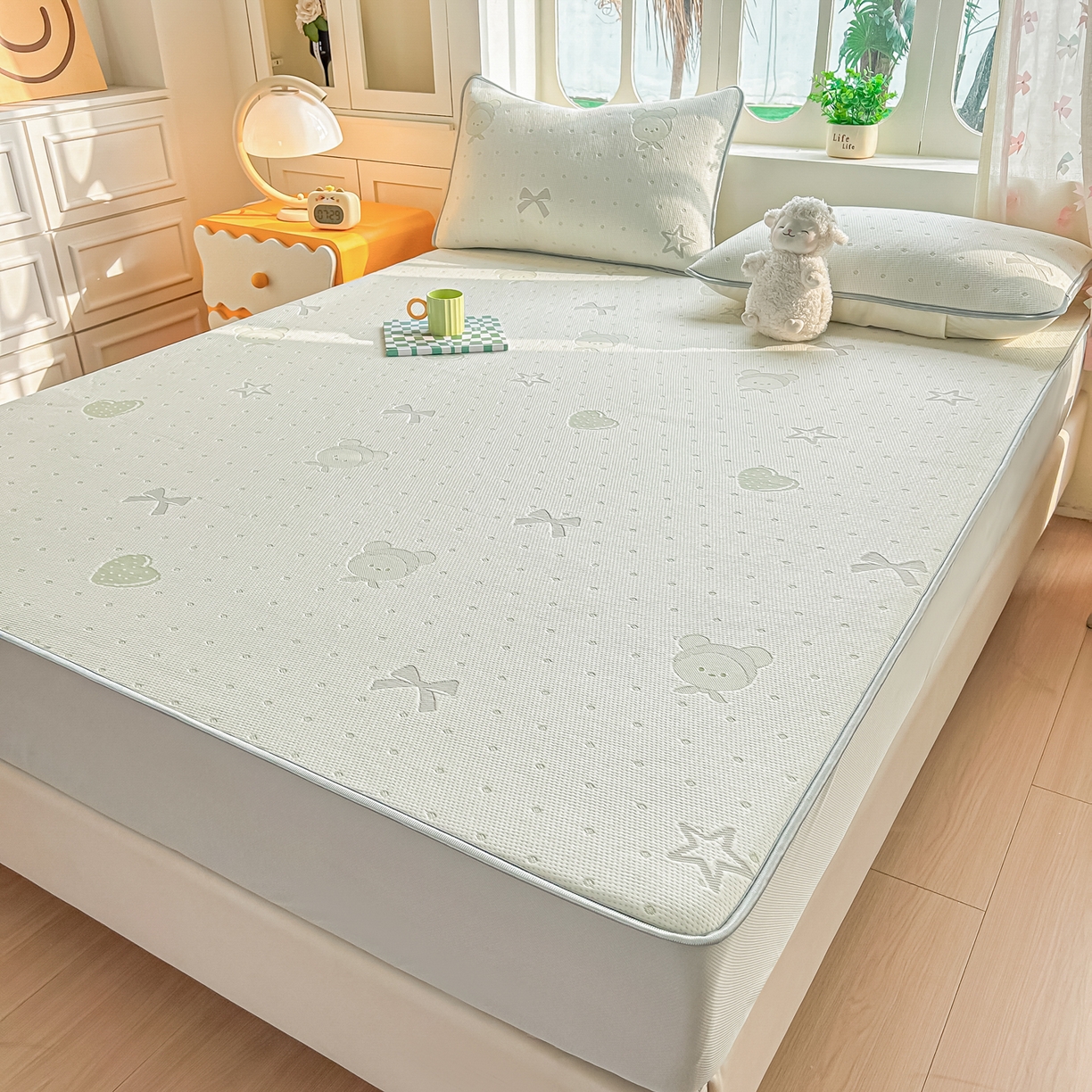 91家纺网 家纺一手货源 找家纺 小萌虎  2026年新款乙纶PE提花冰豆豆凉席床笠款卡通 小美熊