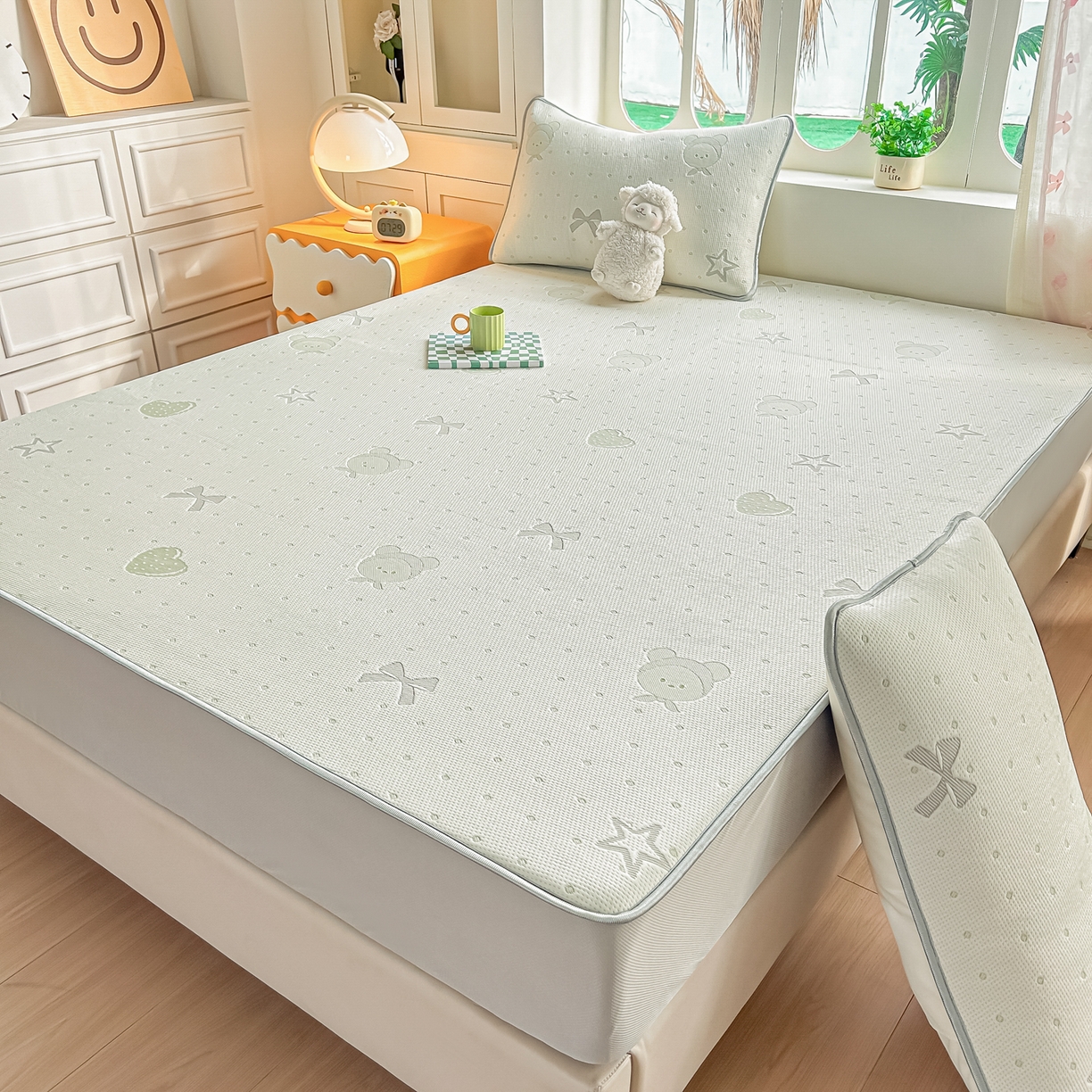 91家纺网 家纺一手货源 找家纺 小萌虎  2026年新款乙纶PE提花冰豆豆凉席床笠款卡通 小美熊