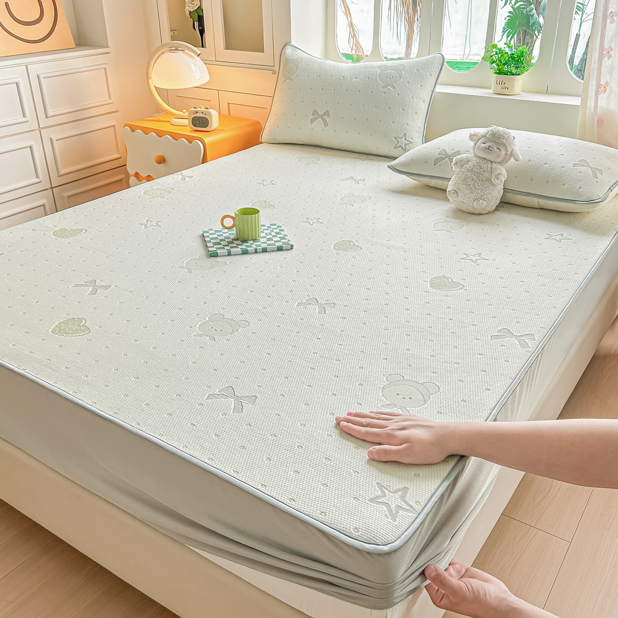 91家纺网 家纺一手货源 找家纺 小萌虎  2026年新款乙纶PE提花冰豆豆凉席床笠款卡通 小美熊