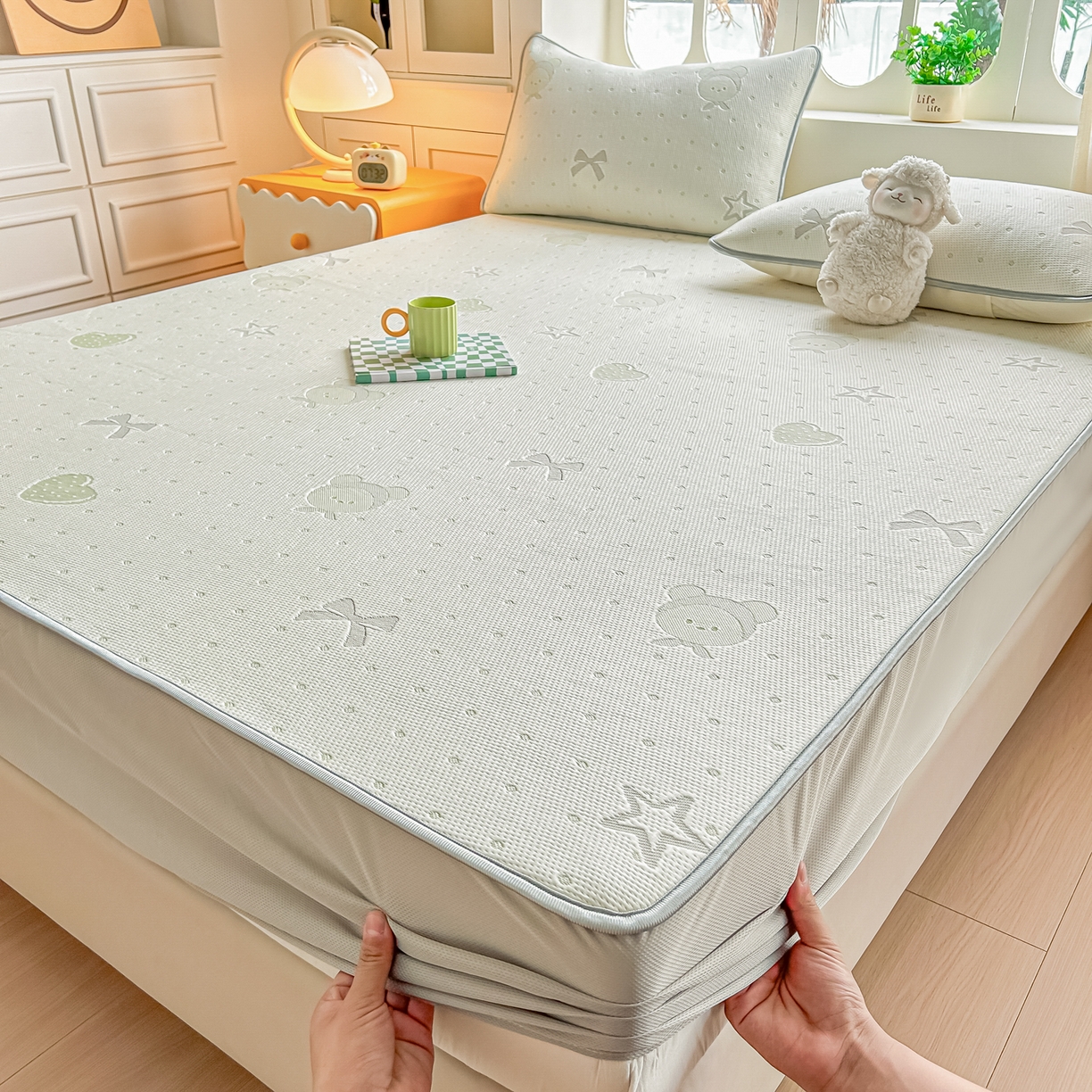 91家纺网 家纺一手货源 找家纺 小萌虎  2026年新款乙纶PE提花冰豆豆凉席床笠款卡通 小美熊