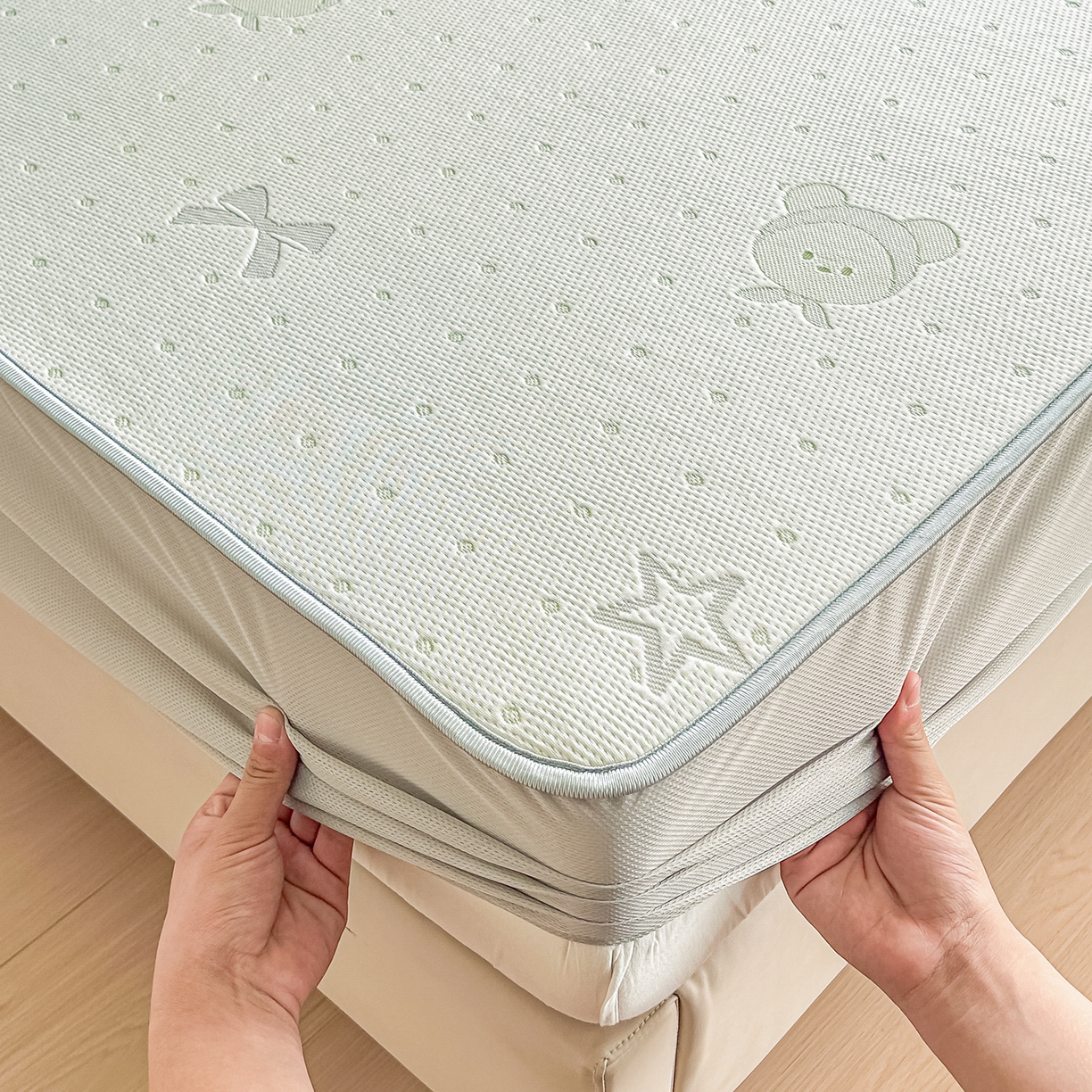 91家纺网 家纺一手货源 找家纺 小萌虎  2026年新款乙纶PE提花冰豆豆凉席床笠款卡通 小美熊