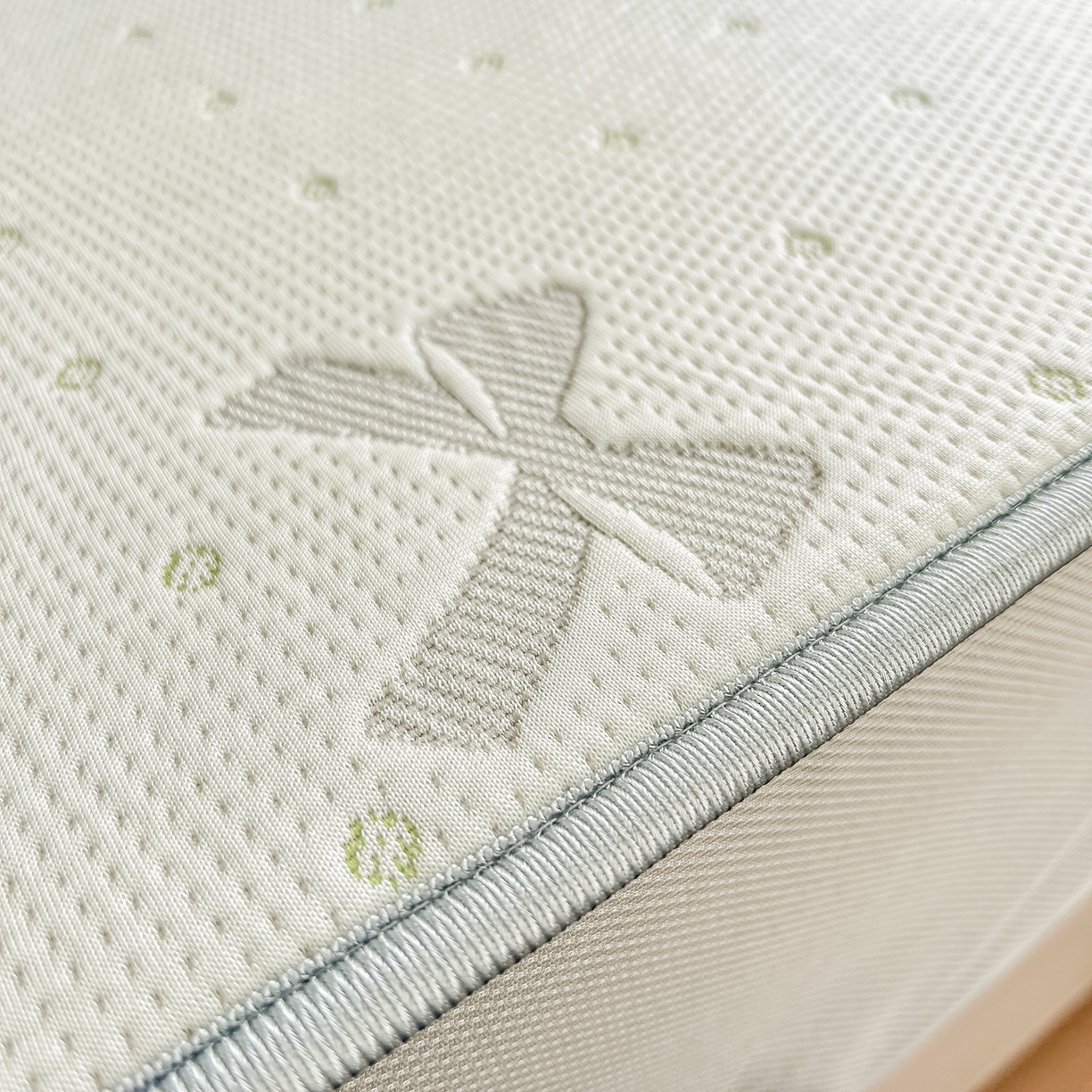 91家纺网 家纺一手货源 找家纺 小萌虎  2026年新款乙纶PE提花冰豆豆凉席床笠款卡通 小美熊