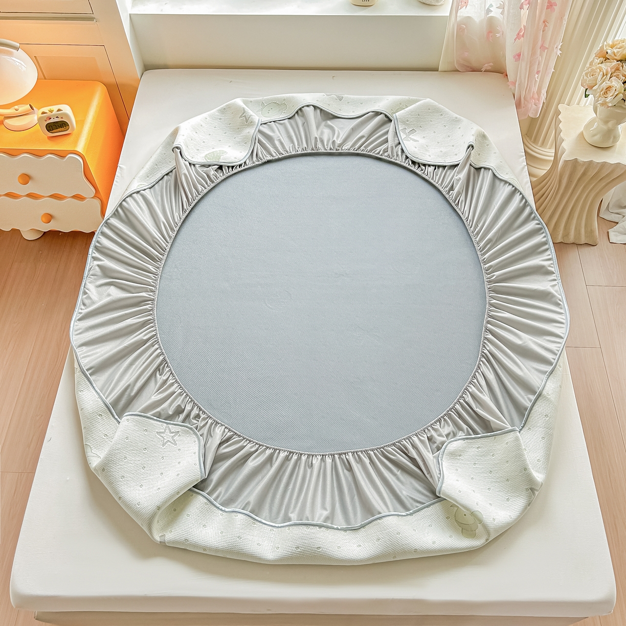 91家纺网 家纺一手货源 找家纺 小萌虎  2026年新款乙纶PE提花冰豆豆凉席床笠款卡通 小美熊