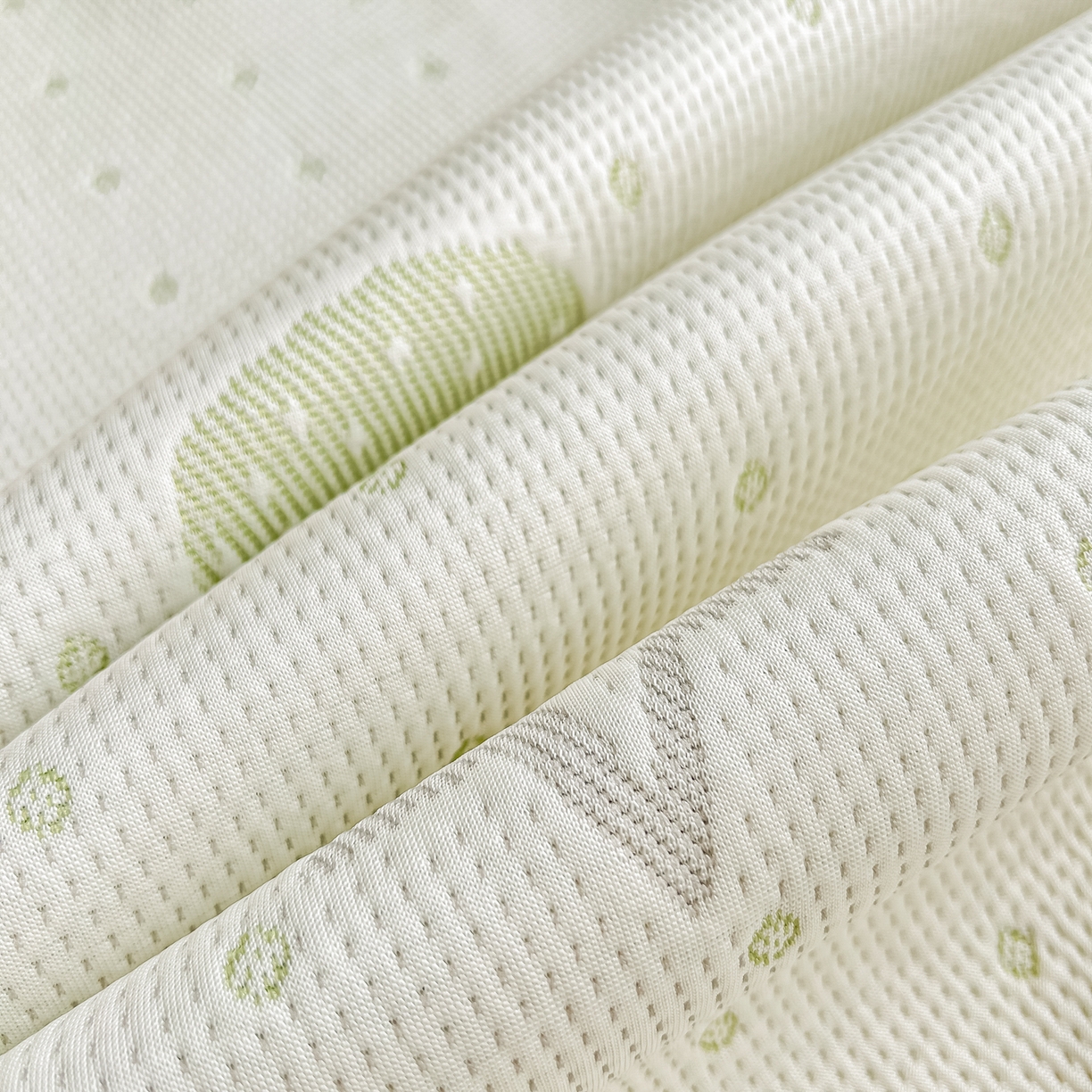 91家纺网 家纺一手货源 找家纺 小萌虎  2026年新款乙纶PE提花冰豆豆凉席床笠款卡通 小美熊