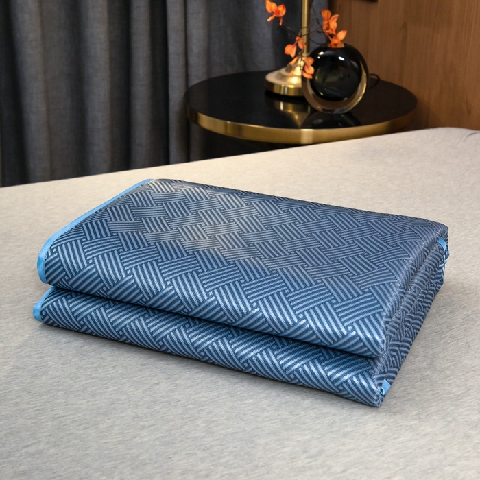 91家纺网 家纺一手货源 找家纺 莱家富 2026新款1800DA类抗菌艾草驱蚊碳光冰丝凉席三件套 饼干花-蓝