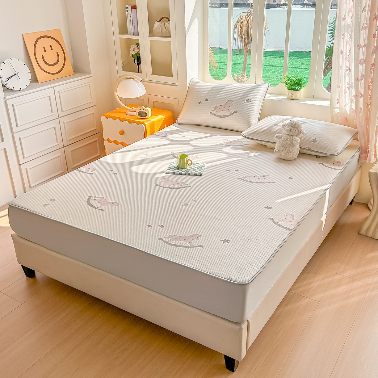 91家纺网 家纺一手货源 找家纺 小萌虎  2026年新款乙纶PE提花冰豆豆凉席床笠款卡通 摇摇马-粉