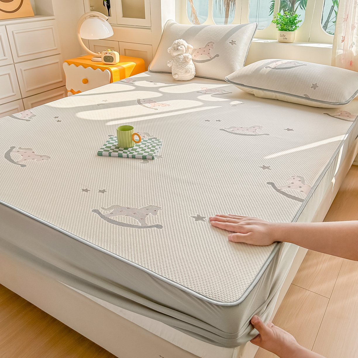 91家纺网 家纺一手货源 找家纺 小萌虎  2026年新款乙纶PE提花冰豆豆凉席床笠款卡通 摇摇马-粉