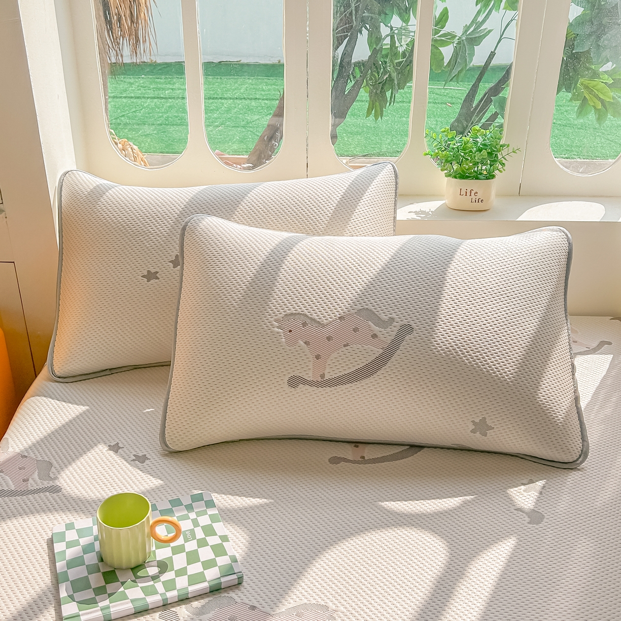 91家纺网 家纺一手货源 找家纺 小萌虎  2026年新款乙纶PE提花冰豆豆凉席床笠款卡通 摇摇马-粉