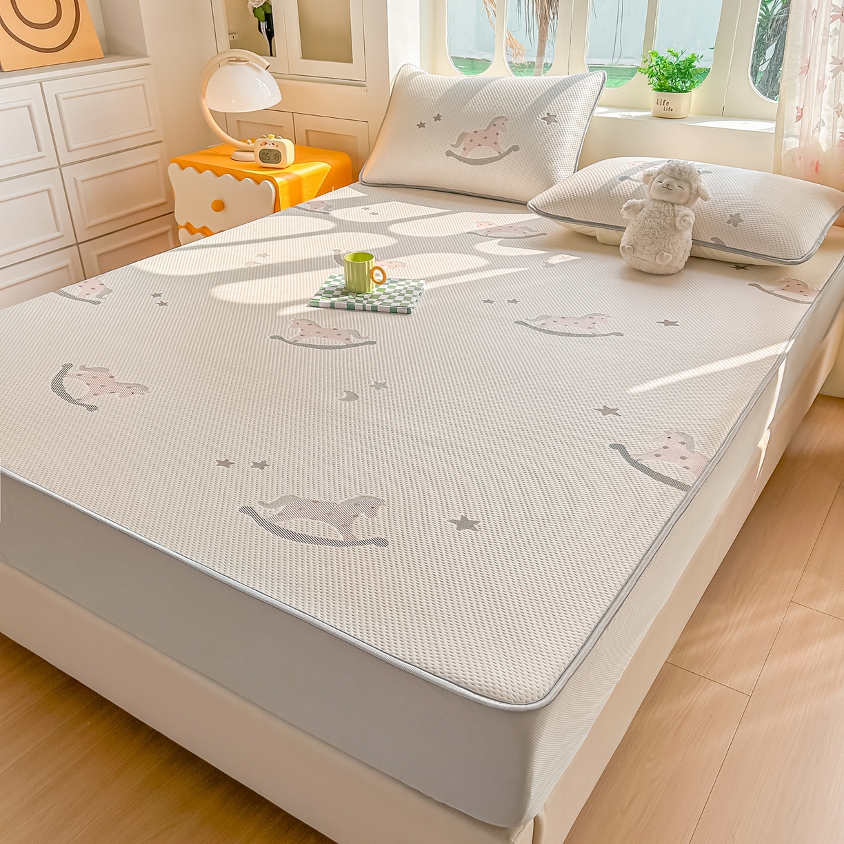 91家纺网 家纺一手货源 找家纺 小萌虎  2026年新款乙纶PE提花冰豆豆凉席床笠款卡通 摇摇马-粉