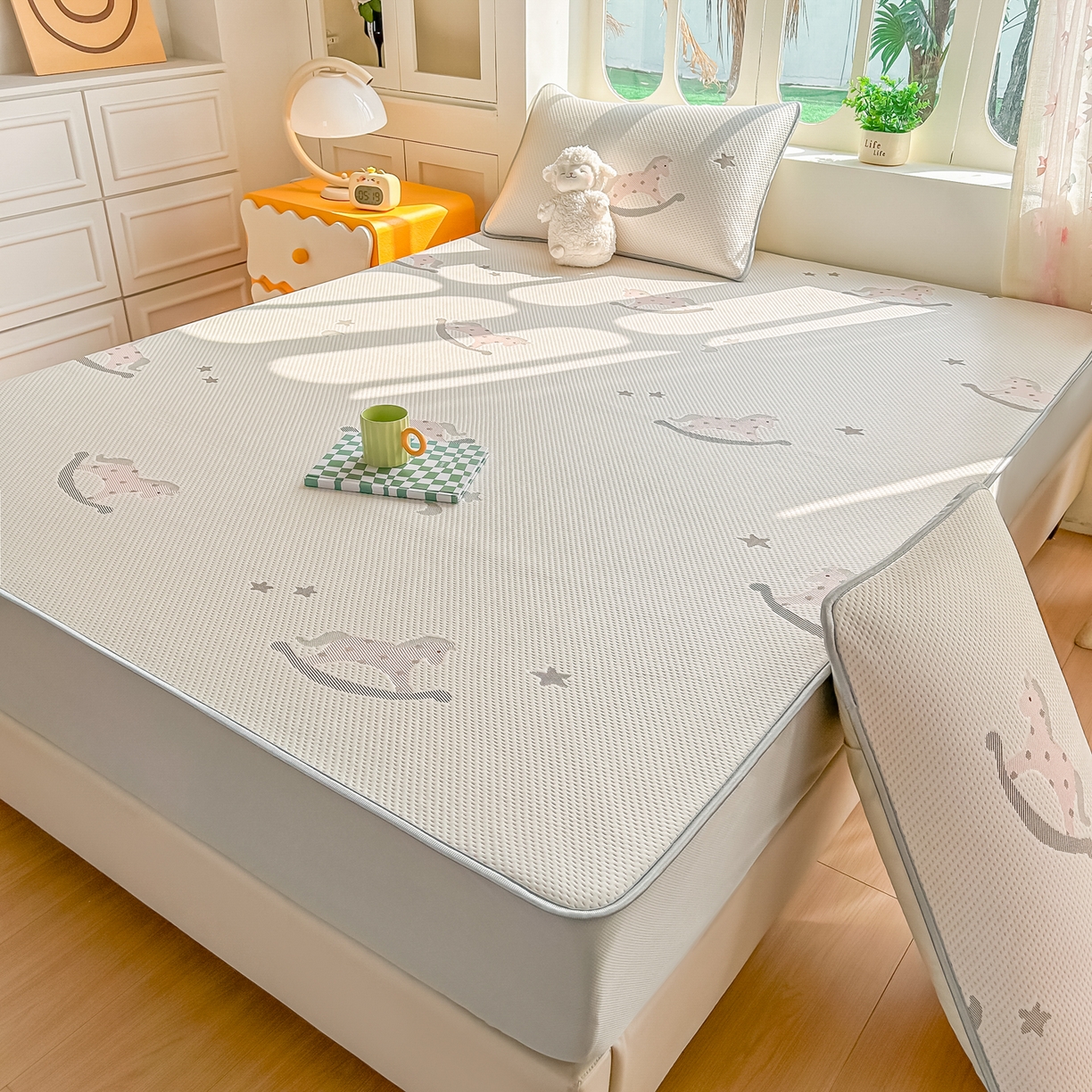 91家纺网 家纺一手货源 找家纺 小萌虎  2026年新款乙纶PE提花冰豆豆凉席床笠款卡通 摇摇马-粉