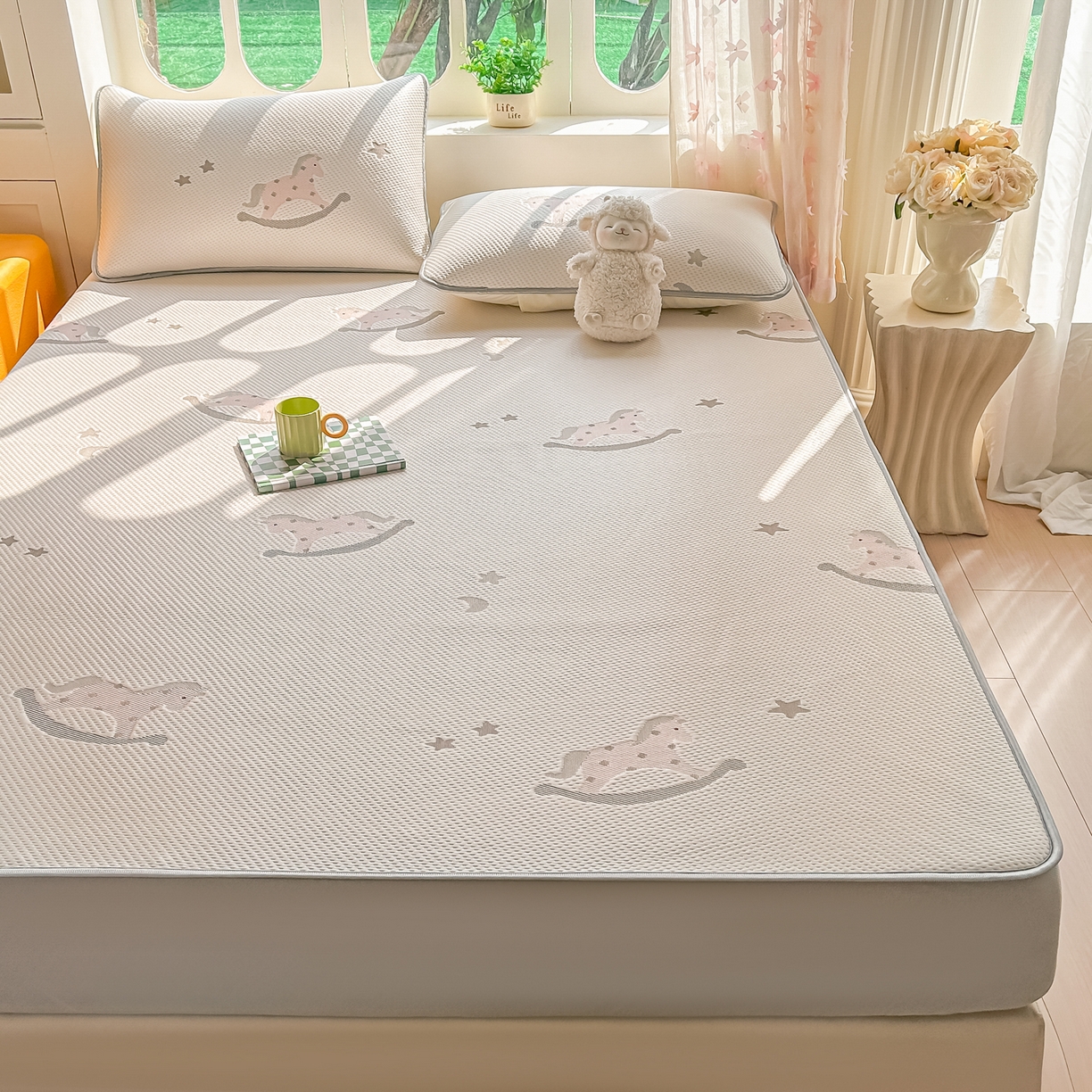 91家纺网 家纺一手货源 找家纺 小萌虎  2026年新款乙纶PE提花冰豆豆凉席床笠款卡通 摇摇马-粉