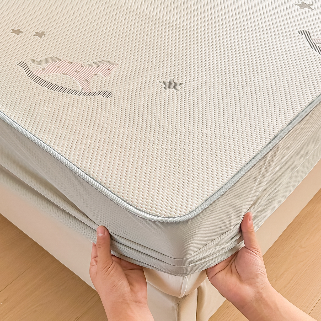 91家纺网 家纺一手货源 找家纺 小萌虎  2026年新款乙纶PE提花冰豆豆凉席床笠款卡通 摇摇马-粉