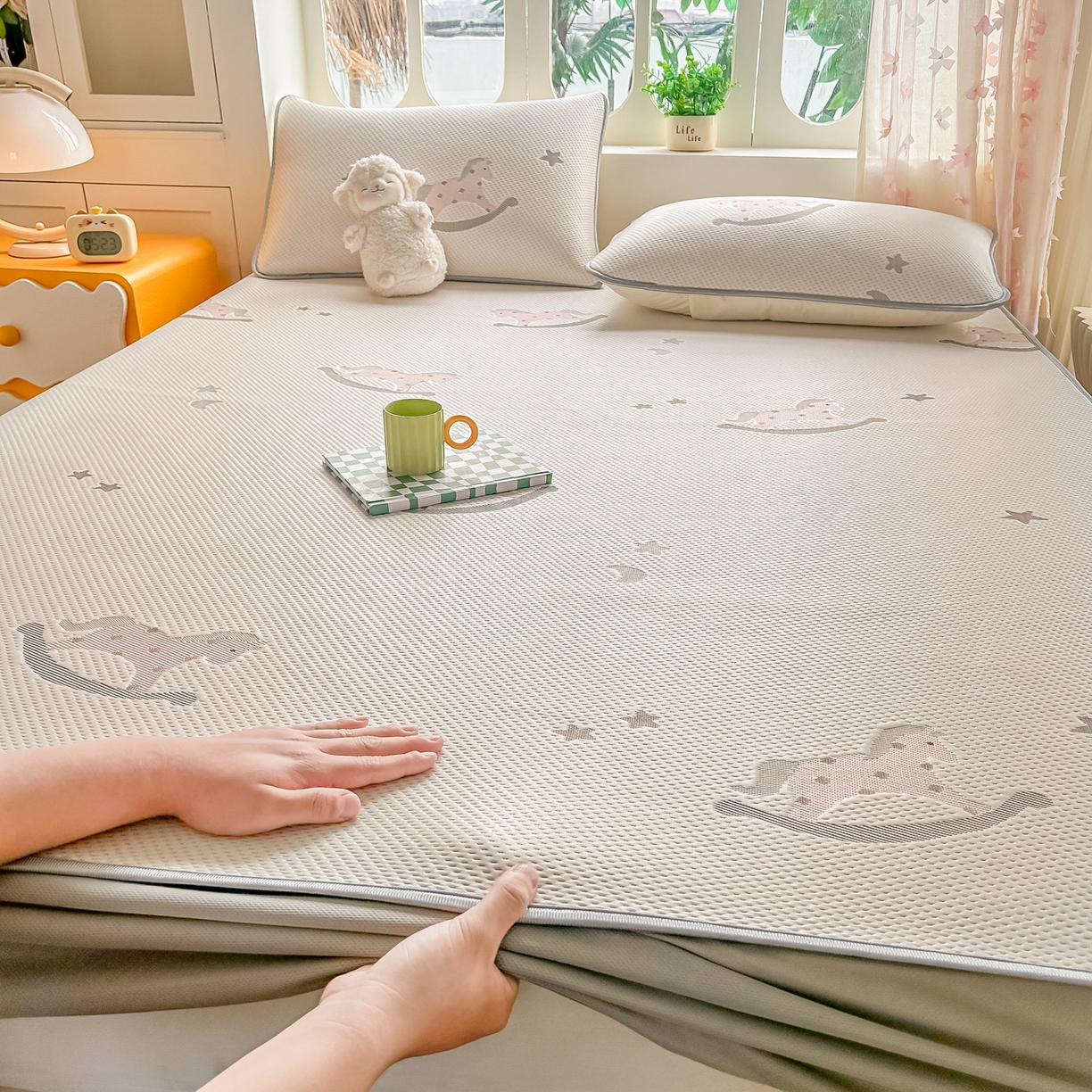 91家纺网 家纺一手货源 找家纺 小萌虎  2026年新款乙纶PE提花冰豆豆凉席床笠款卡通 摇摇马-粉