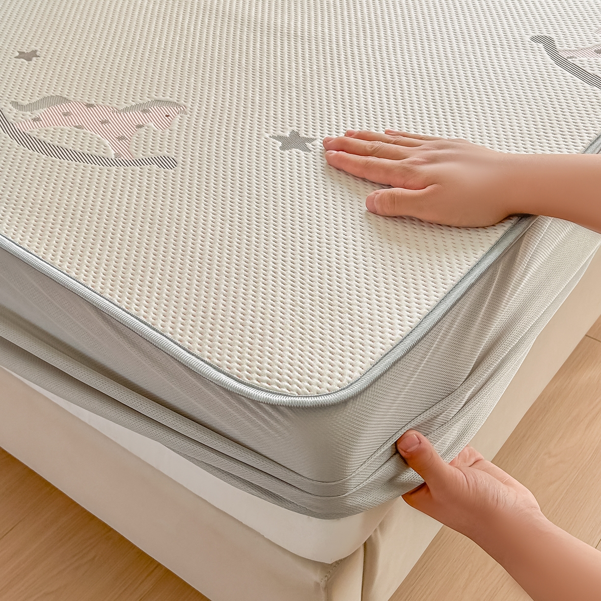 91家纺网 家纺一手货源 找家纺 小萌虎  2026年新款乙纶PE提花冰豆豆凉席床笠款卡通 摇摇马-粉