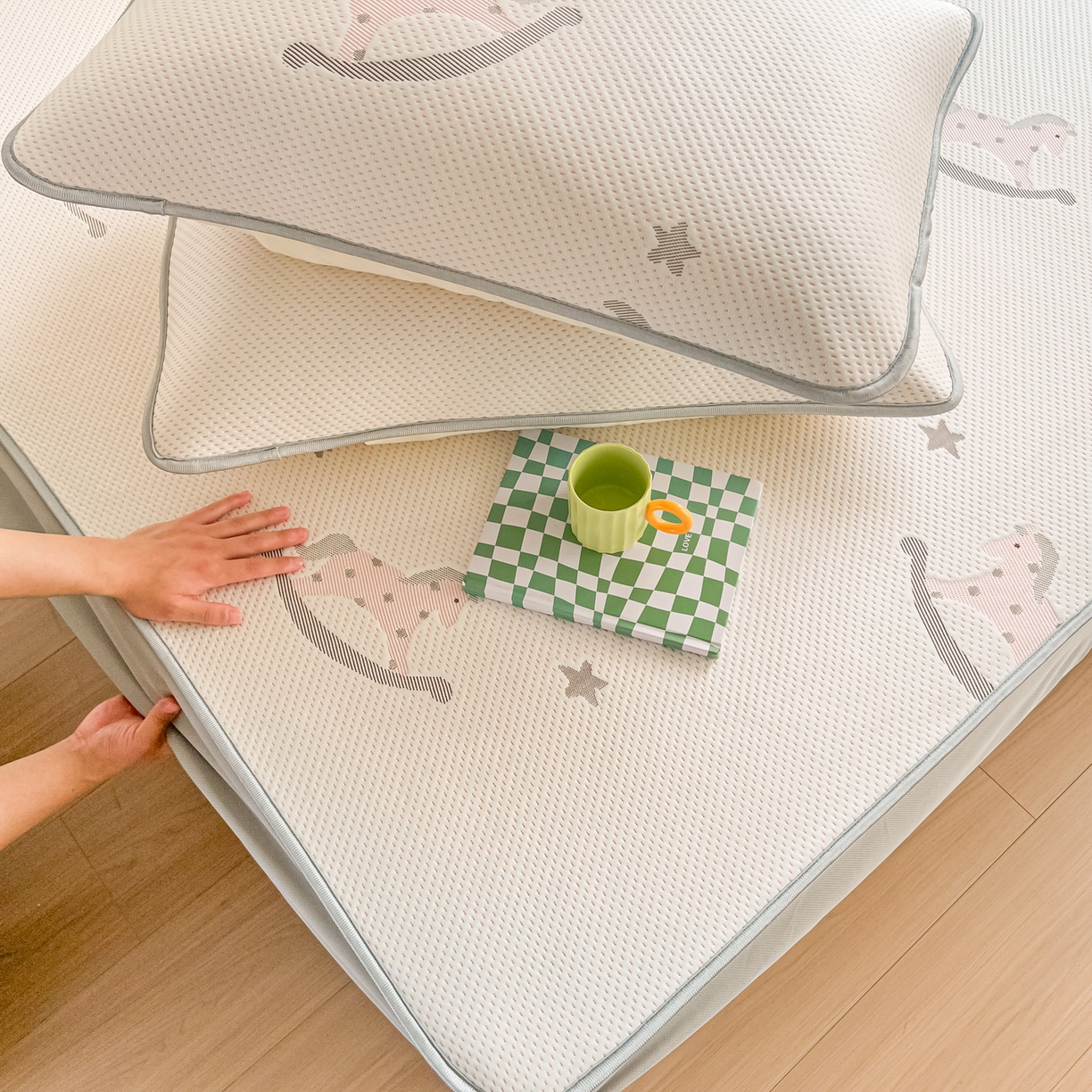 91家纺网 家纺一手货源 找家纺 小萌虎  2026年新款乙纶PE提花冰豆豆凉席床笠款卡通 摇摇马-粉