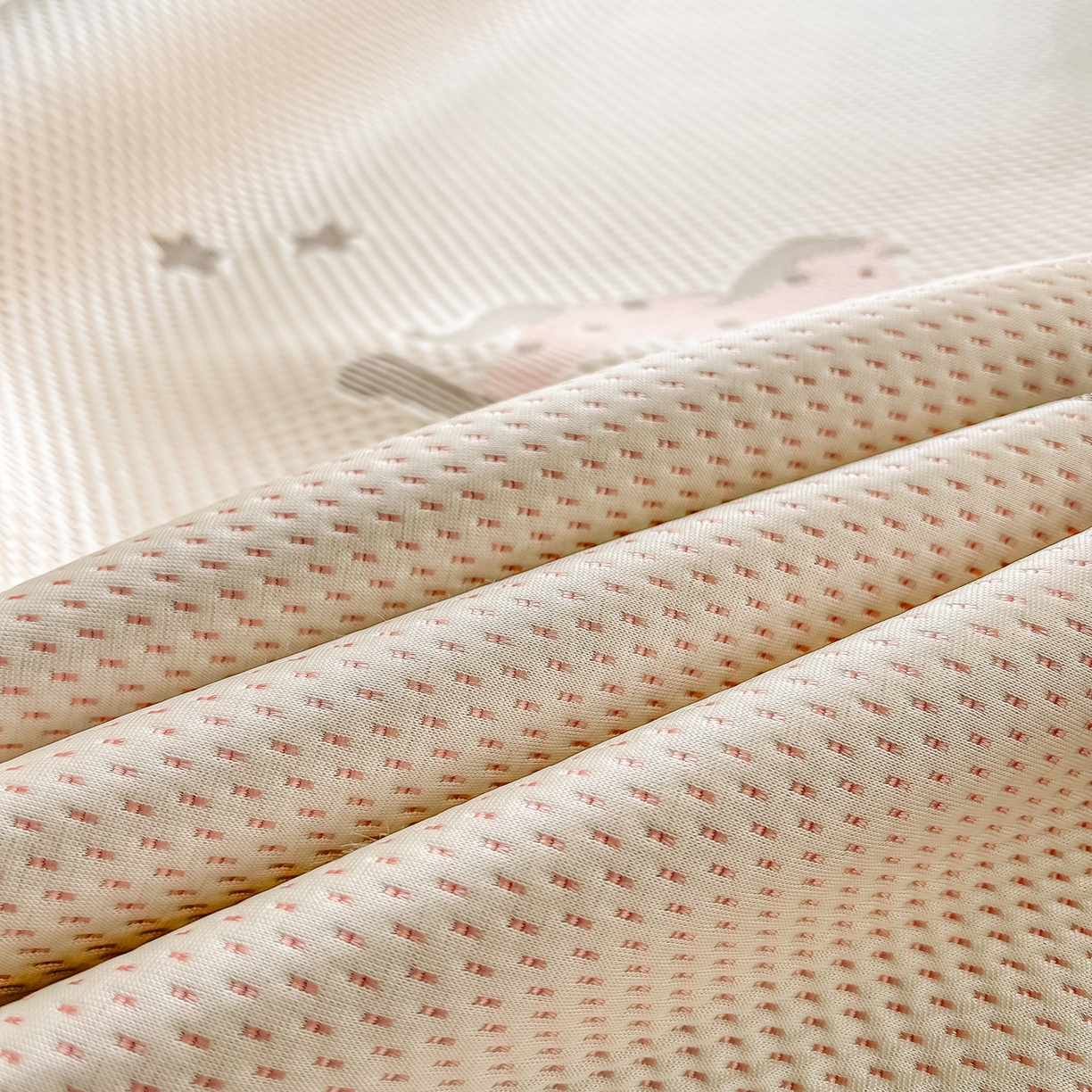 91家纺网 家纺一手货源 找家纺 小萌虎  2026年新款乙纶PE提花冰豆豆凉席床笠款卡通 摇摇马-粉