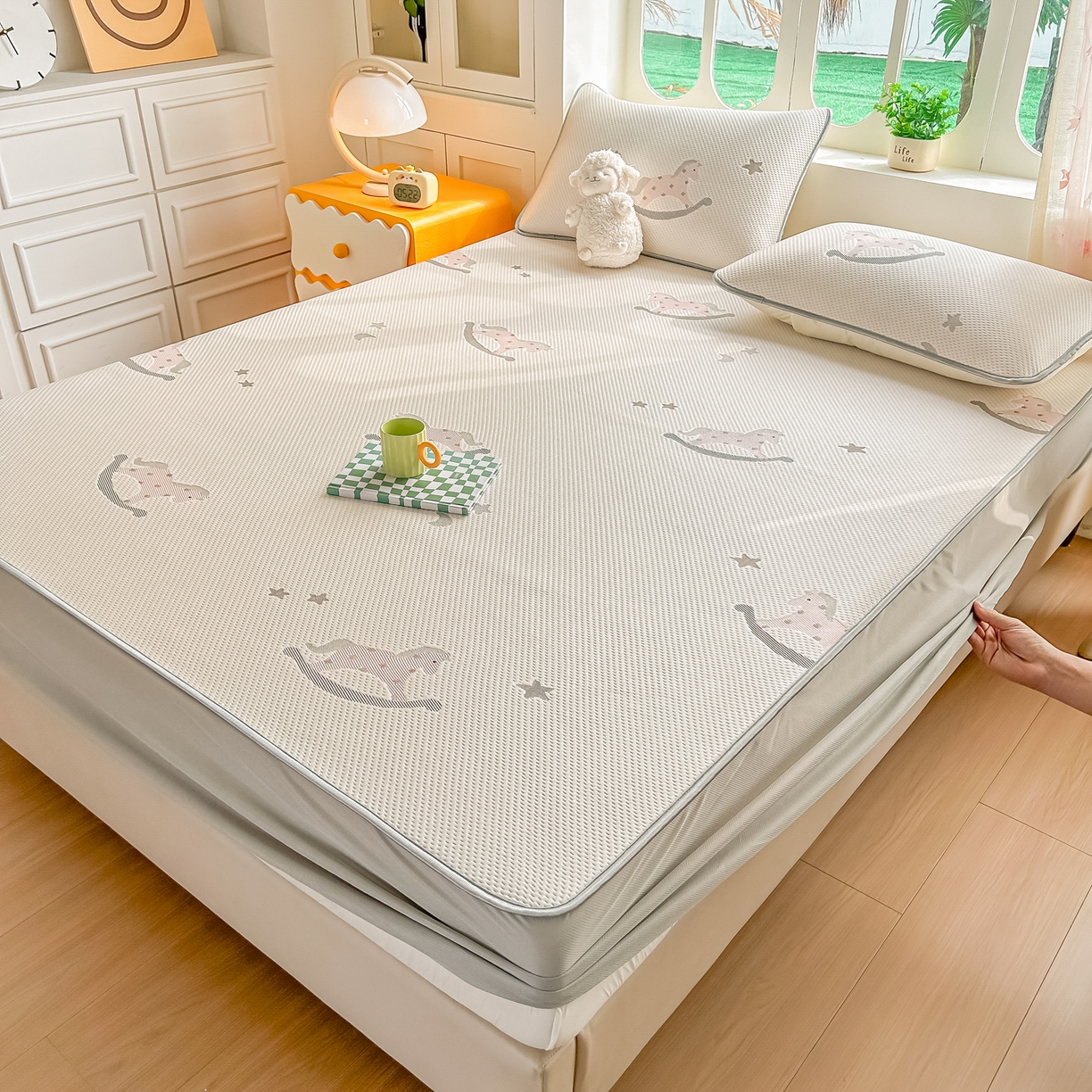 91家纺网 家纺一手货源 找家纺 小萌虎  2026年新款乙纶PE提花冰豆豆凉席床笠款卡通 摇摇马-粉