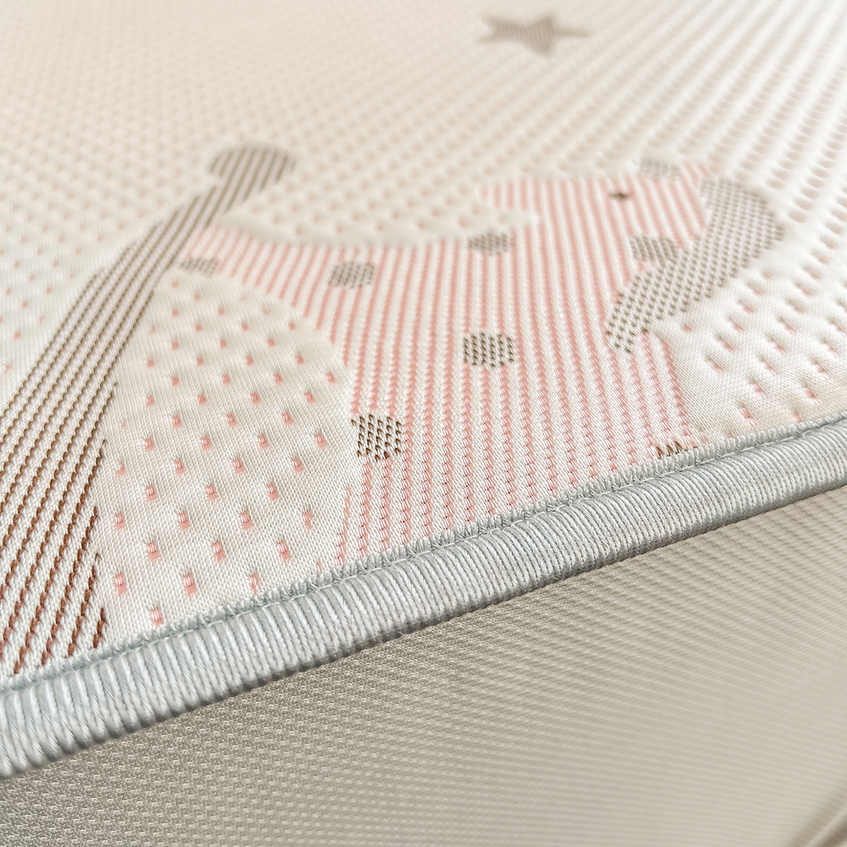 91家纺网 家纺一手货源 找家纺 小萌虎  2026年新款乙纶PE提花冰豆豆凉席床笠款卡通 摇摇马-粉