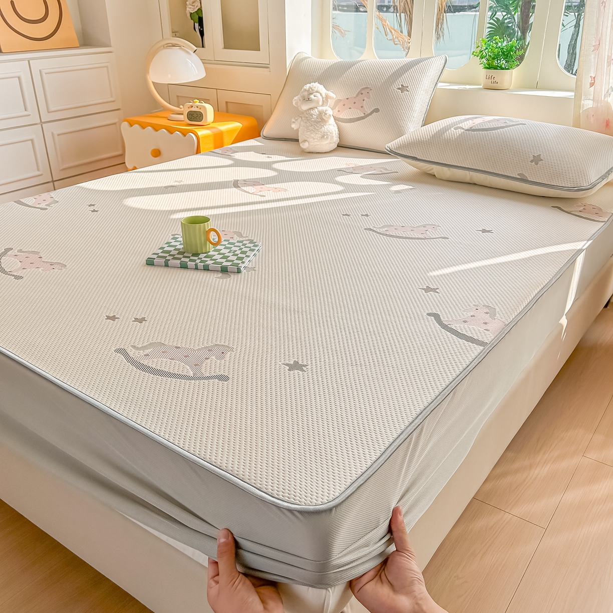 91家纺网 家纺一手货源 找家纺 小萌虎  2026年新款乙纶PE提花冰豆豆凉席床笠款卡通 摇摇马-粉