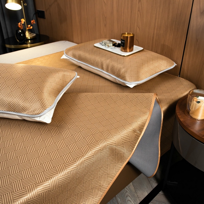 91家纺网 家纺一手货源 找家纺 莱家富 2026新款1800DA类抗菌艾草驱蚊碳光冰丝凉席三件套 饼干花-棕