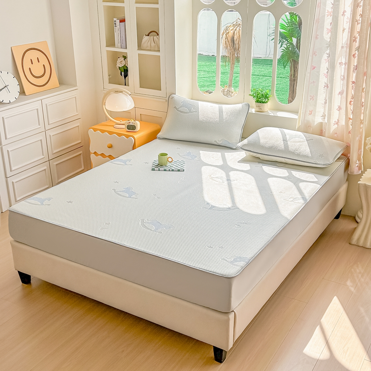 91家纺网 家纺一手货源 找家纺 小萌虎  2026年新款乙纶PE提花冰豆豆凉席床笠款卡通 摇摇马-蓝