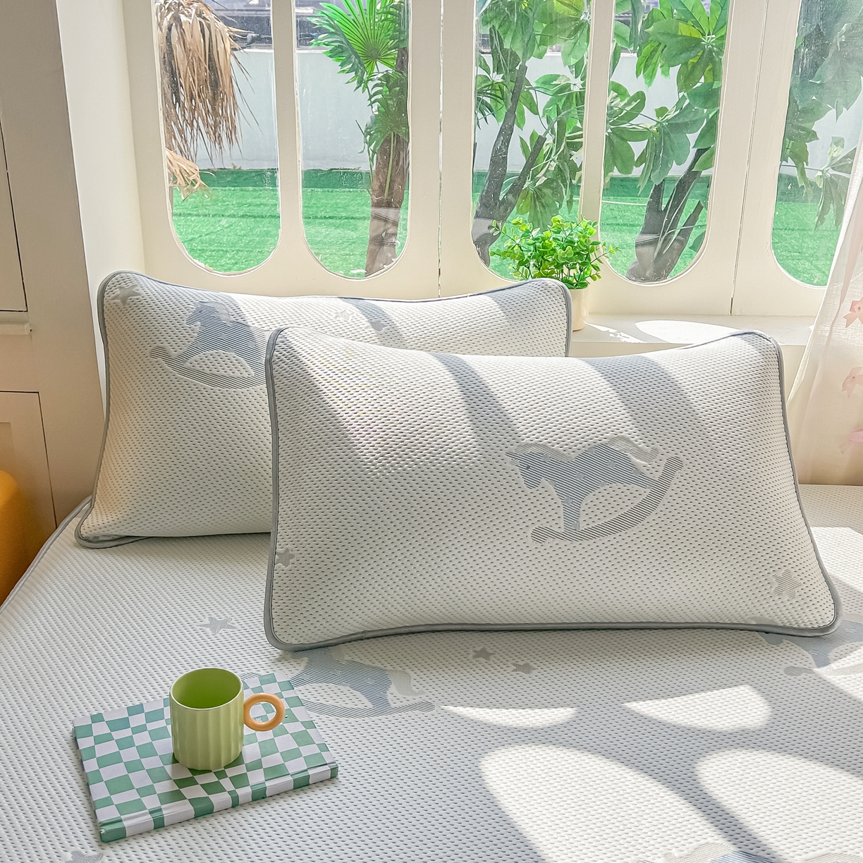 91家纺网 家纺一手货源 找家纺 小萌虎  2026年新款乙纶PE提花冰豆豆凉席床笠款卡通 摇摇马-蓝