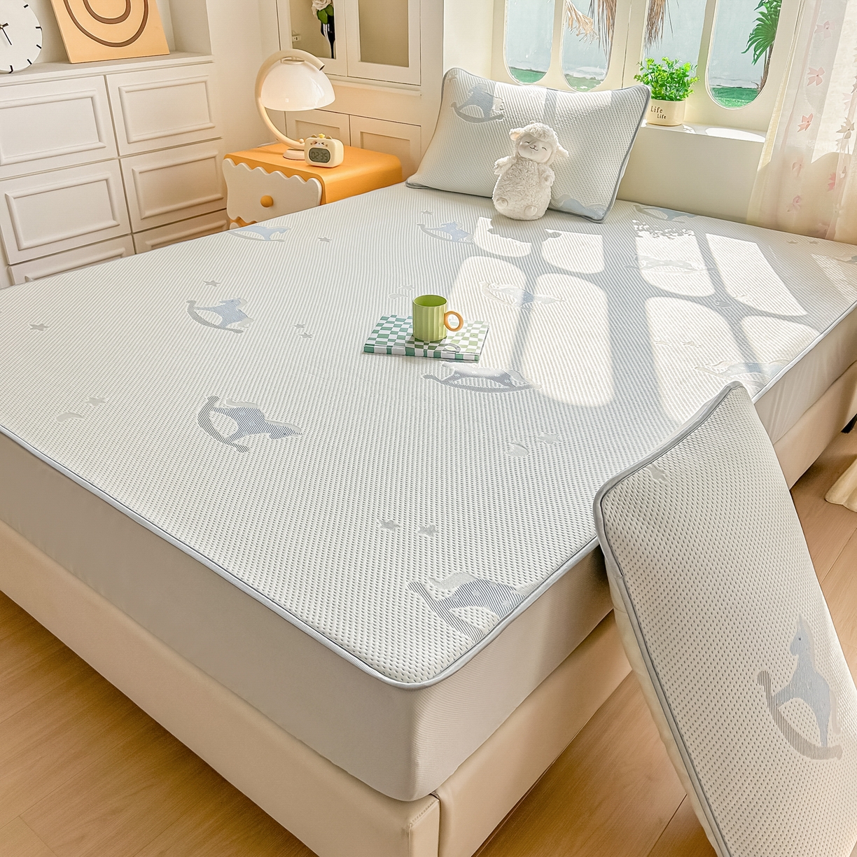 91家纺网 家纺一手货源 找家纺 小萌虎  2026年新款乙纶PE提花冰豆豆凉席床笠款卡通 摇摇马-蓝