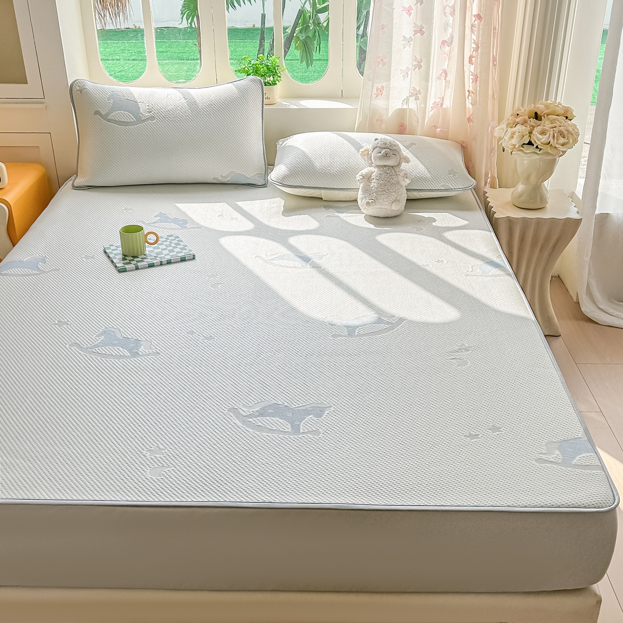 91家纺网 家纺一手货源 找家纺 小萌虎  2026年新款乙纶PE提花冰豆豆凉席床笠款卡通 摇摇马-蓝