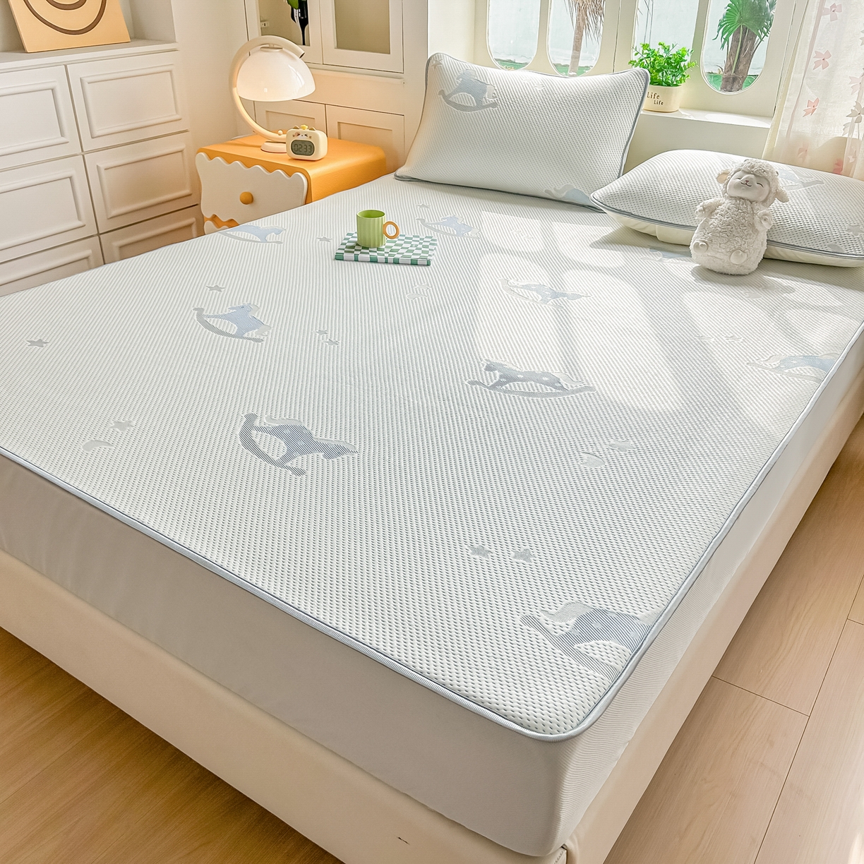 91家纺网 家纺一手货源 找家纺 小萌虎  2026年新款乙纶PE提花冰豆豆凉席床笠款卡通 摇摇马-蓝