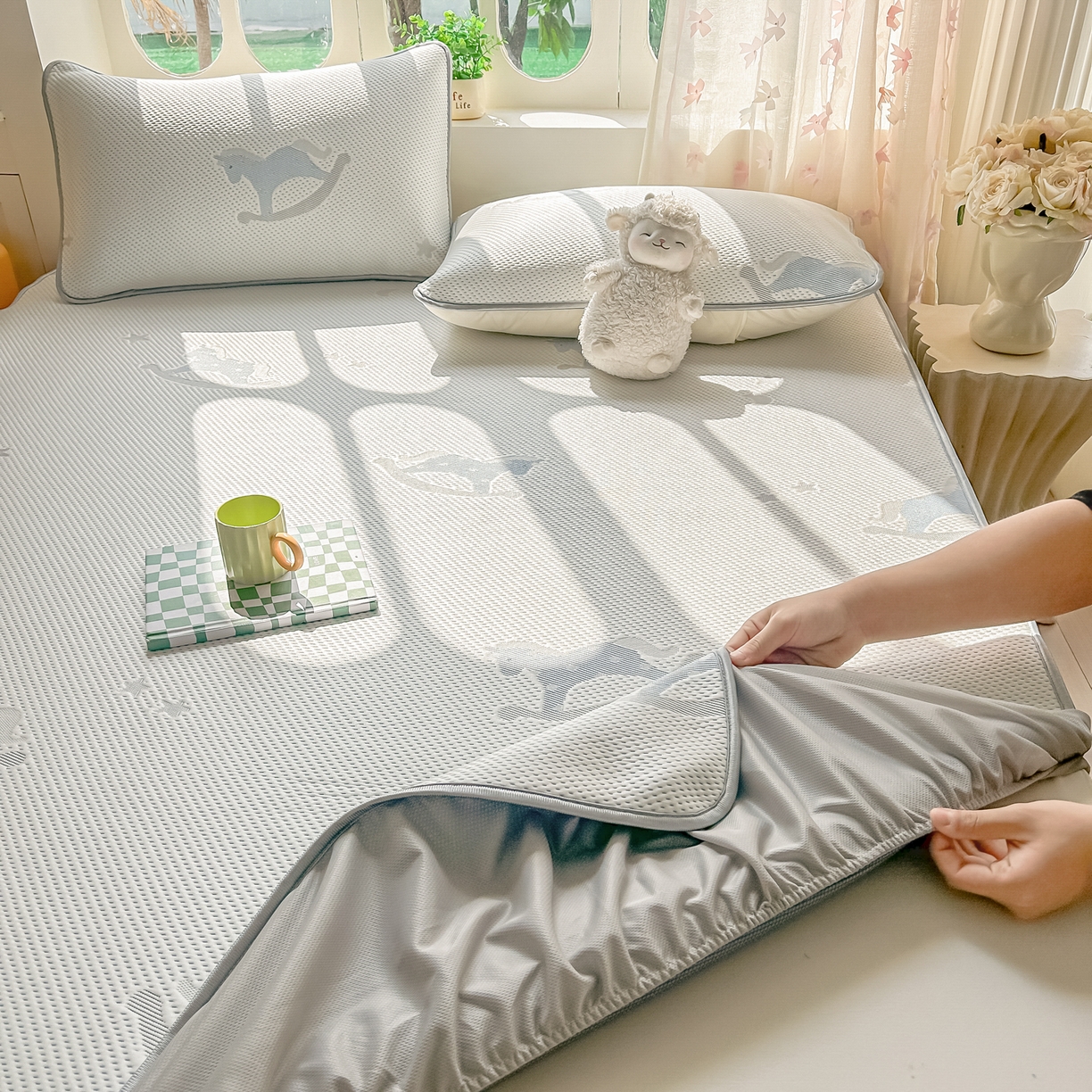 91家纺网 家纺一手货源 找家纺 小萌虎  2026年新款乙纶PE提花冰豆豆凉席床笠款卡通 摇摇马-蓝