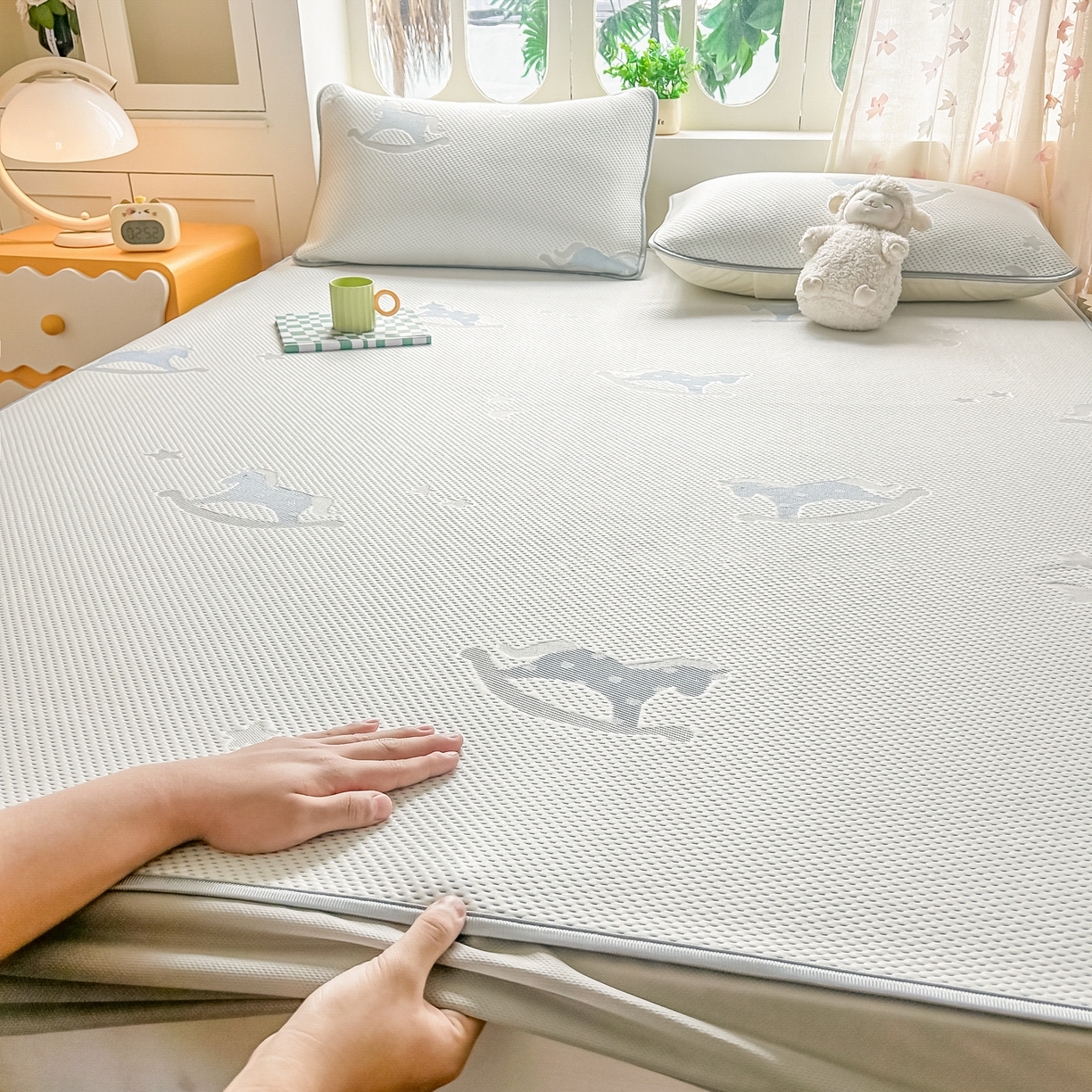 91家纺网 家纺一手货源 找家纺 小萌虎  2026年新款乙纶PE提花冰豆豆凉席床笠款卡通 摇摇马-蓝